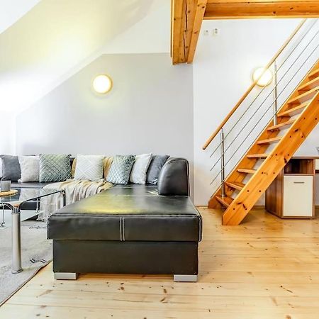 Utulny A Prostorny Podkrovni Byt S Krbovymi Kamny Ceske Budejovice Ngoại thất bức ảnh